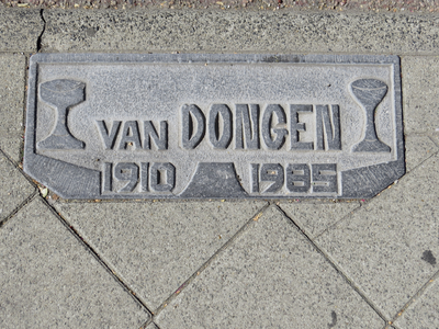 906456 Afbeelding van een reliëftegel 'VAN DONGEN 1910 1985' in het trottoir voor Slijterij van Dongen ...